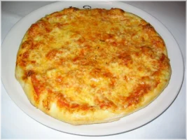 Kinderpizza met tomaten en kaas